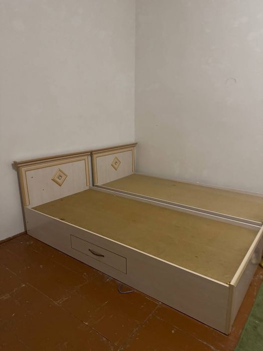 Спалний диван,трюмо ,тв подставка ва бир одомлик спалний диван сотилад