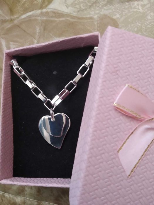 Нова, дамска сребърна гривна с двойно сърце. В лутия лукс.