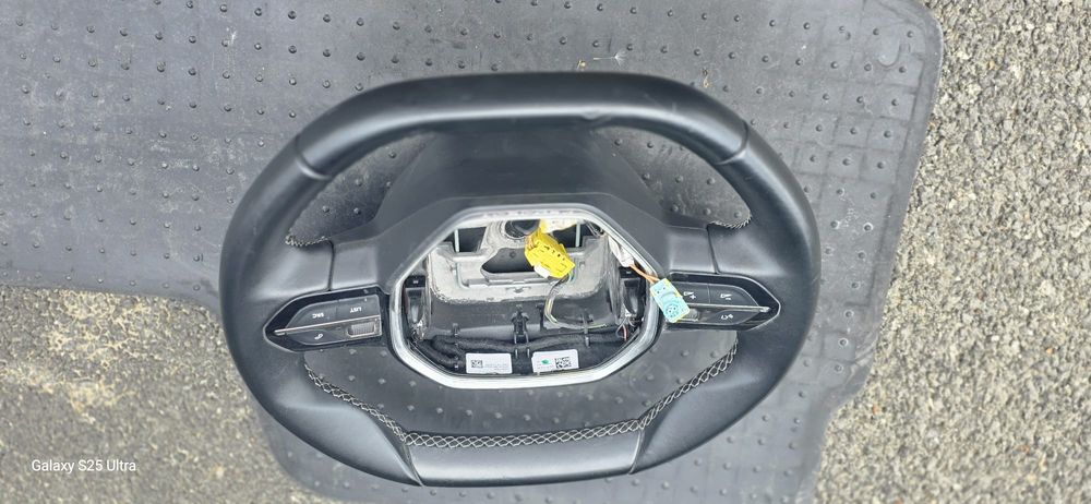 Volan imbracat in piele multifunkcional Peugeot 5008