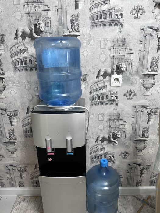 Диспенсер с двумя бутылями