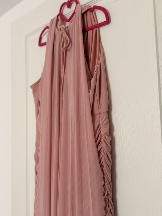 Rochie elegantă lungă, mărimea L, într-o nuanță superbă de roz.