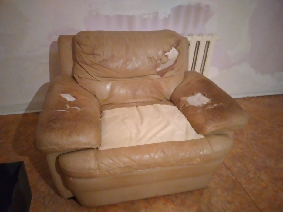 Кожа натуральная, 3+2+1. Рядом с Каргу.
