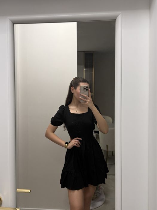 Черна къса рокля с гол гръб