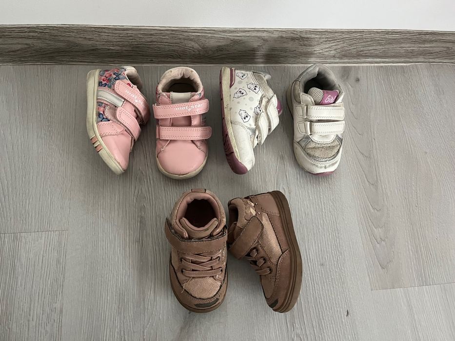 Подаря детски обувки, дрехи, играчки