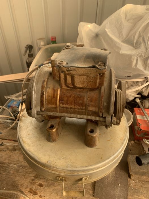 Продам вибродвигатель