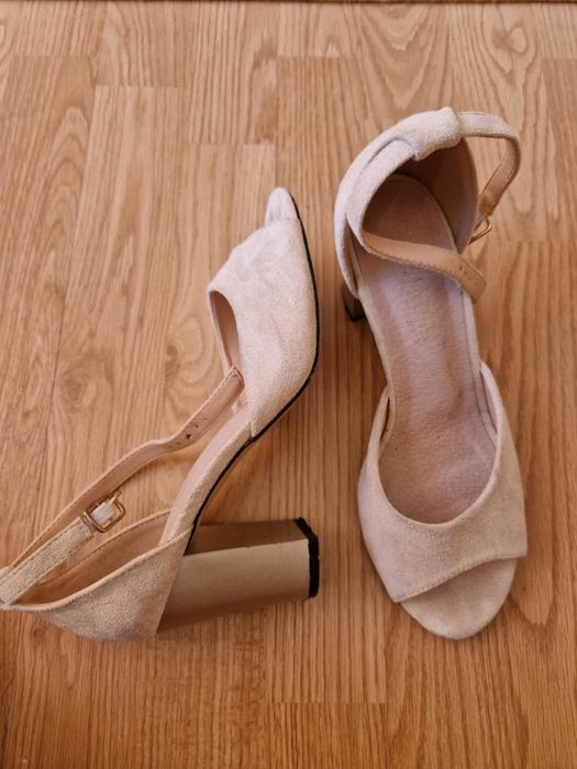 Дамски сандали на висок ток