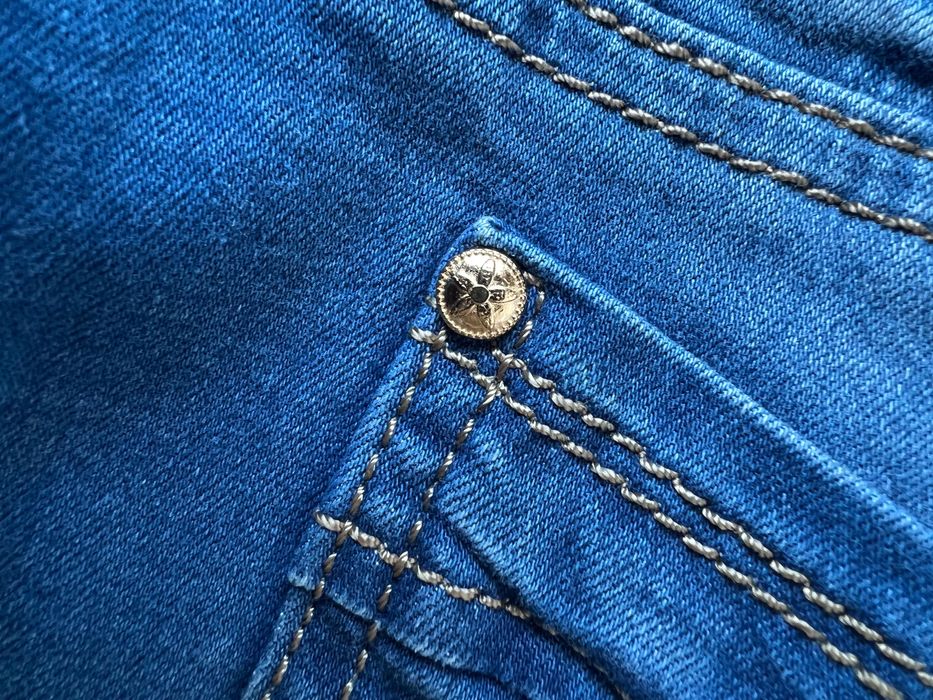 луксозна дънкова пола до коляното със златни луксозни копчета и капси