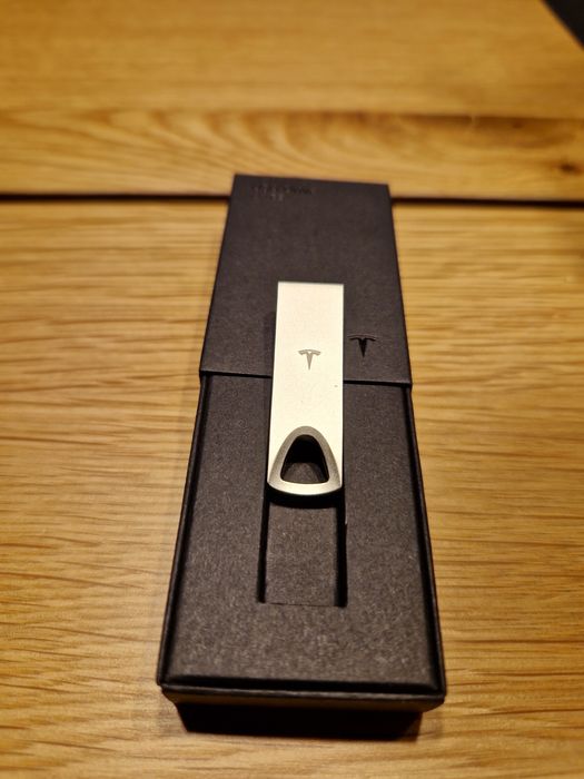 Tesla USB Drive 128GB original, USB 3.1, nou