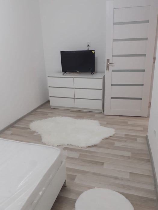 Inchiriez apartament 3 camere decomandat in centru