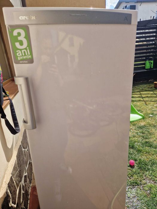 Vând congelator Arctic