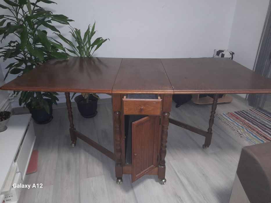 Masa din lemn masiv cu role cu sertar si dulap.