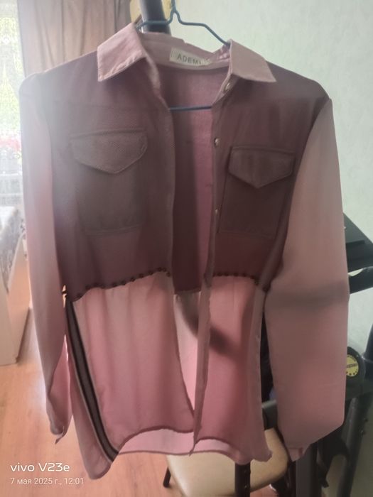 Продам блузку на девочку 7-10 лет 42 размера.