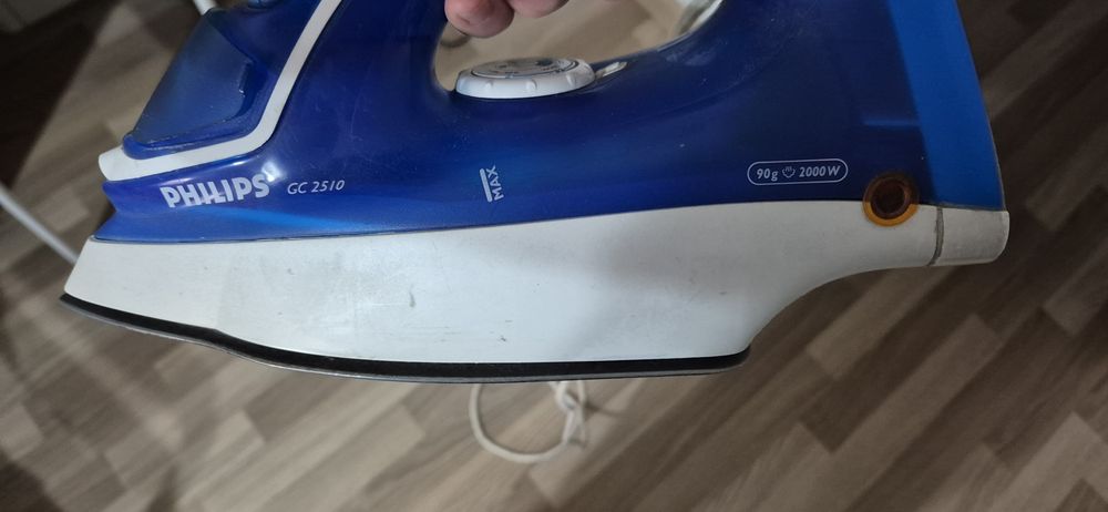 Бытовая техника: б/у пылесос и утюг