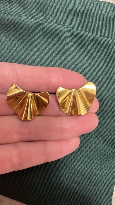 Серьги, каждая пара по 1000 тенге