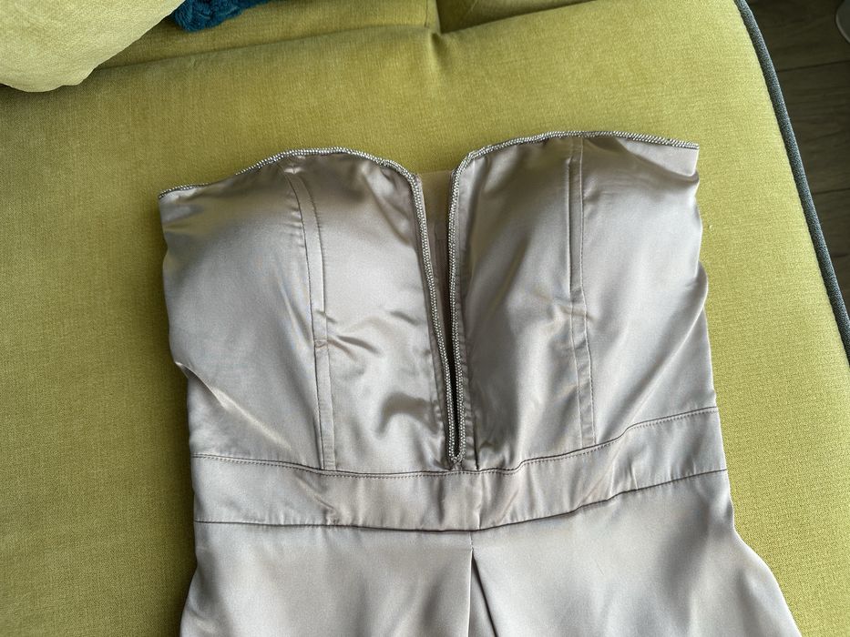 Сатенена рокля в бежов цвят