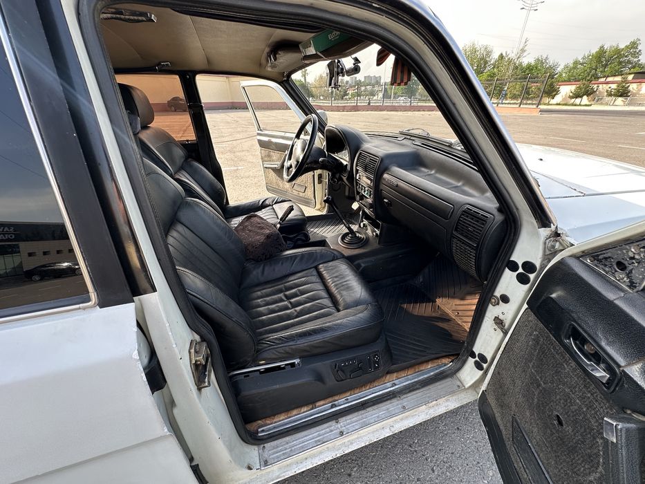 Волга ГАЗ 3102  (Плитка) б/н