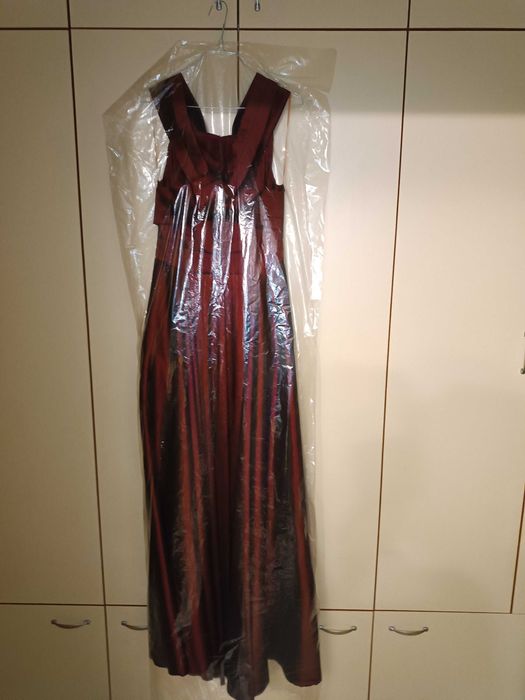 Бална рокля Piyamor с уникално преливащ се цвят бордо, размер M