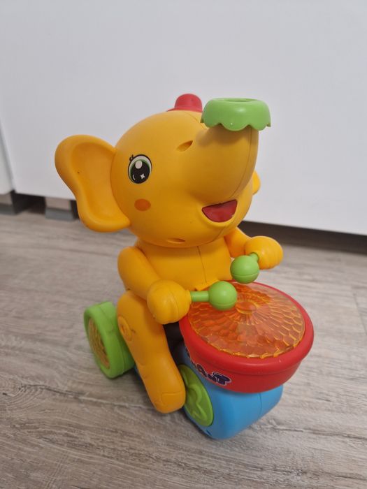 Elefantul toboșar interactiv