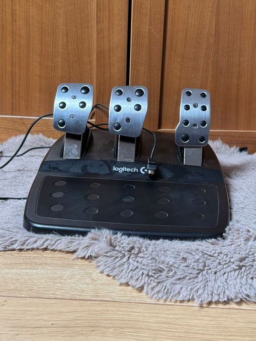 Vând Logitech G29 Driving Force, cu pedalierul original cu 3 pedale + schimbător Logitech Driving Force