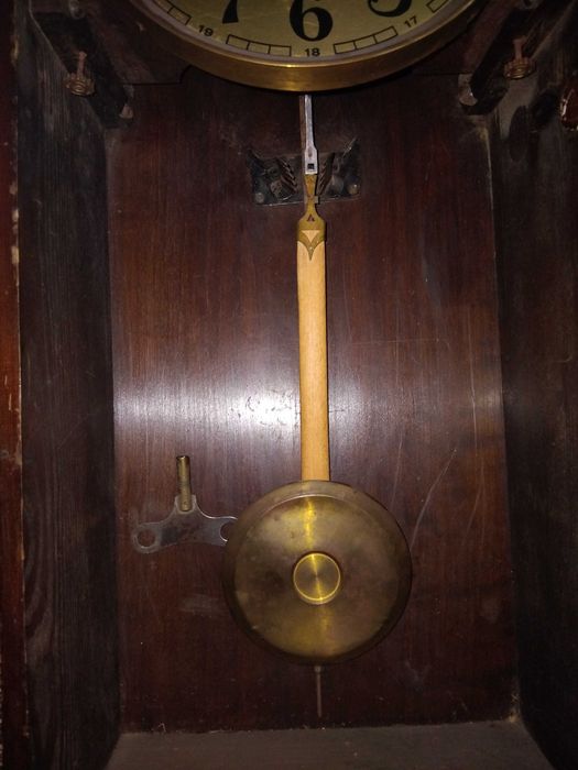 Продавам стар стенен часовник