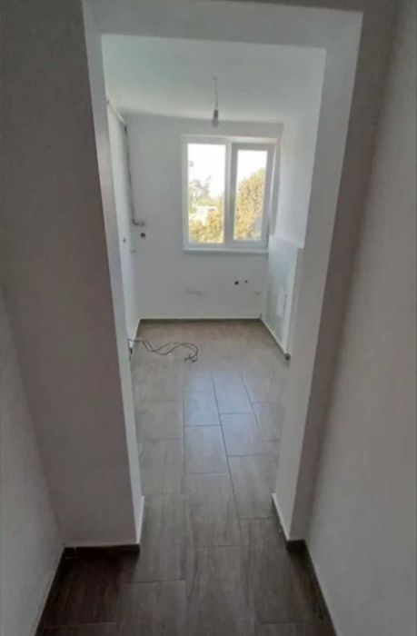 Vind apartament 2 camere parțial renovat