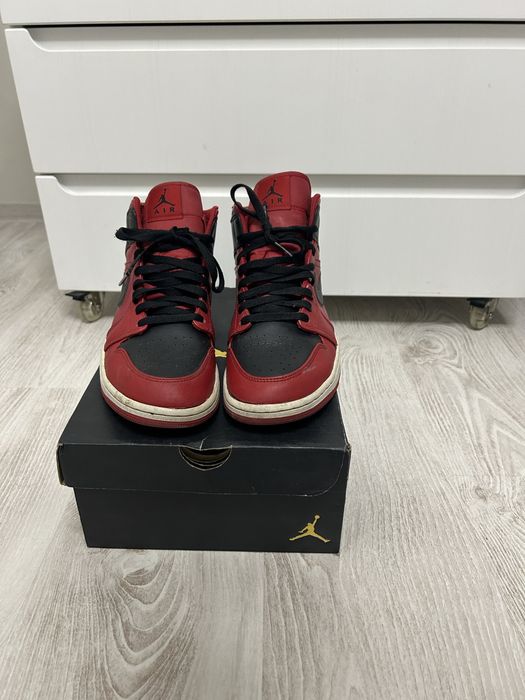 Jordan 1 Mid Marime 42,5.