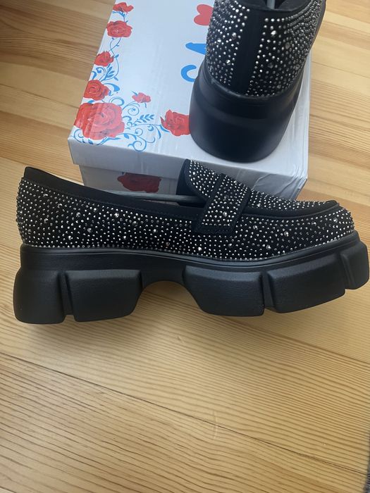 Дамски спортно-елегантни обувки 39 номер.Чисто нови са!