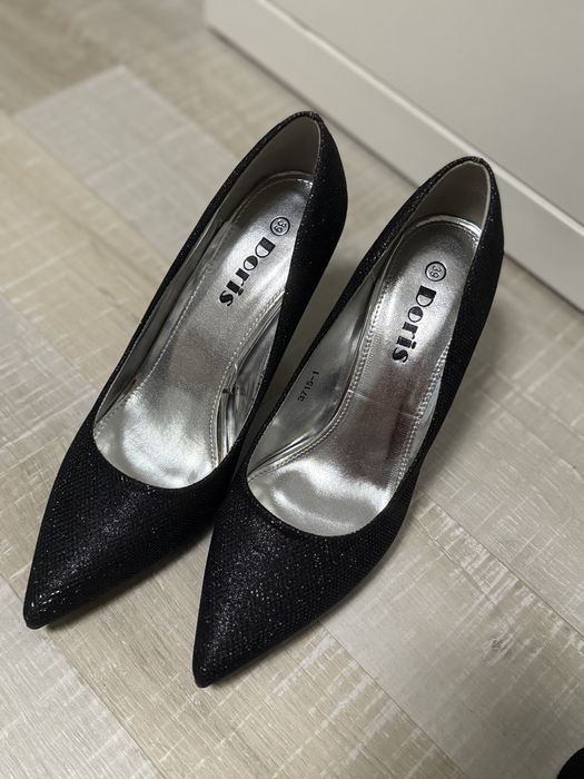 Черни блестящи токчета