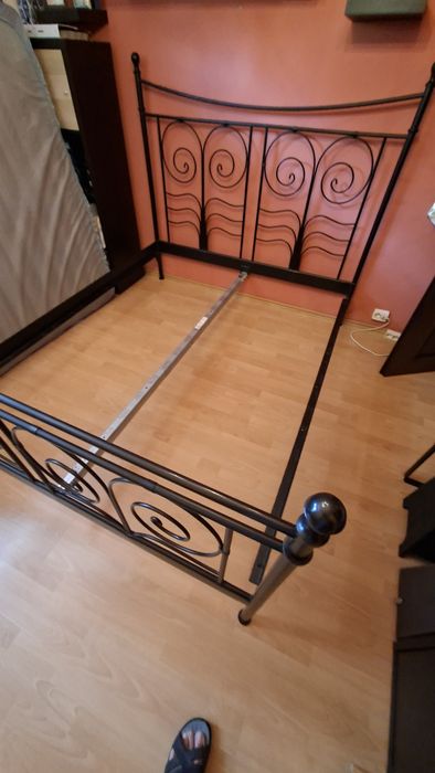 Cadru pat metalic Noresund (IKEA)160x200 fara saltea si fara somiere.