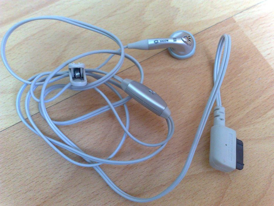 Vand casca/handsfree Sagem si casca noua cu jack 2,5 mm si 3,5 mm