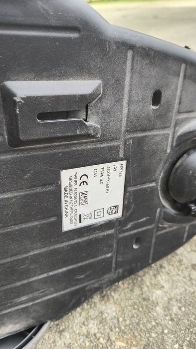 Două aspiratoare Philips