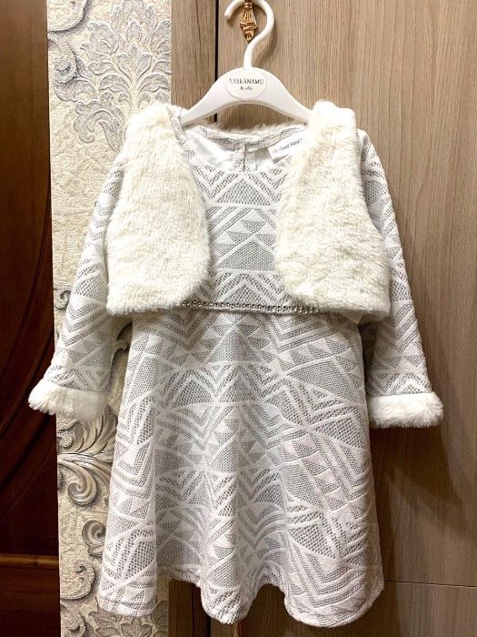 Продам новое детское платье с меховой жилеткой.