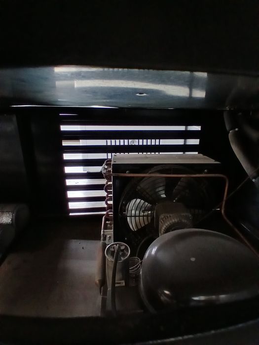 Vitrinniy xaladelnik yangi