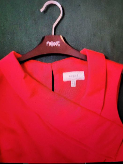 Vand top Coast, rosu intens, ideal pentru Sarbatori