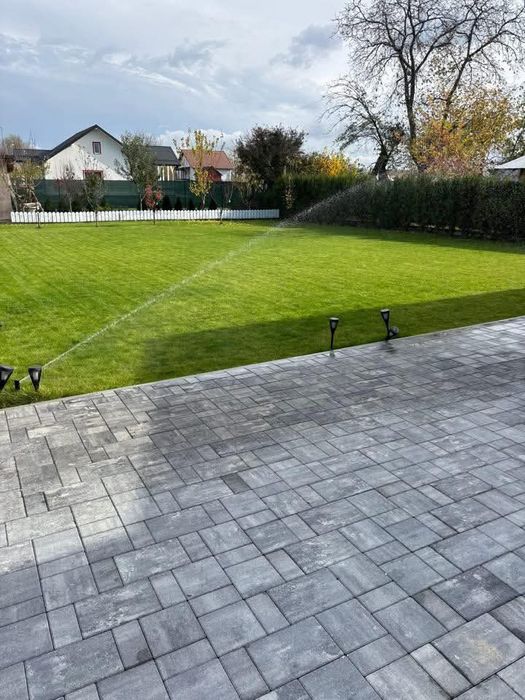 Amenajare curții cu pavaj și gazon rulou sport
