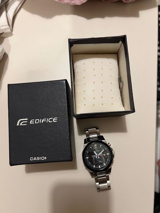 Продавам часовник Casio Edifice EQW A1200