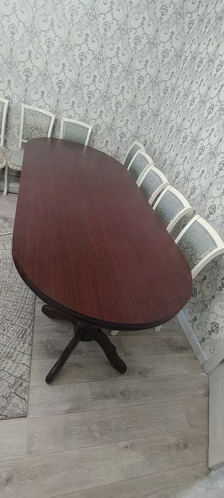 Продается стол для зала.