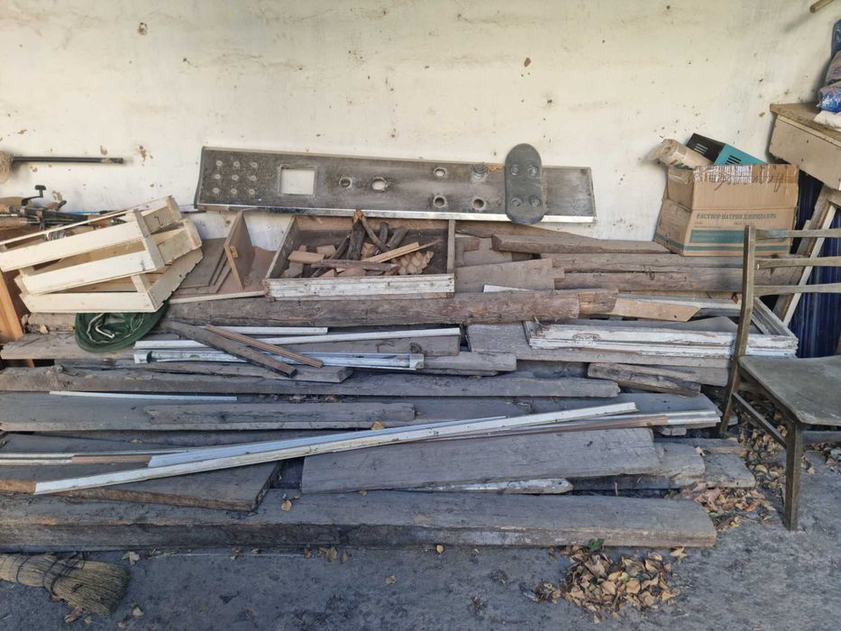 Различные дрова в виде рам и дверей