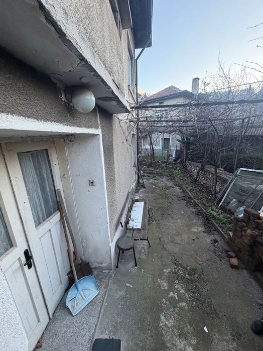 Каща с двор от Сабственик