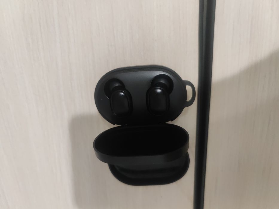 Продам наушники Xiaomi Earbuds basic 2