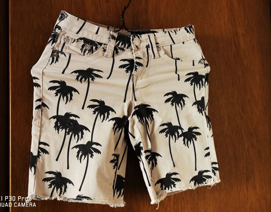 Къси панталони Aston Martin , Дънки True Religion