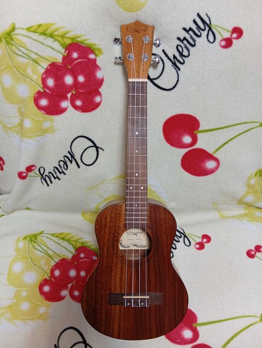 Продам гитару укулеле.