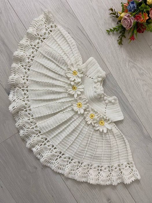 Нежное белое платье с ромашками