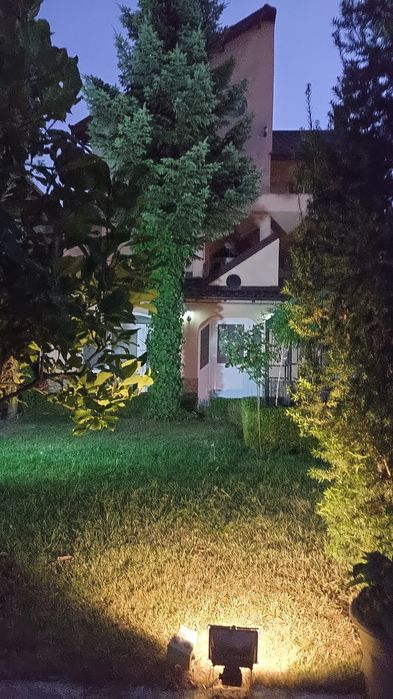 Închiriez 2 persoane în camere la vilă