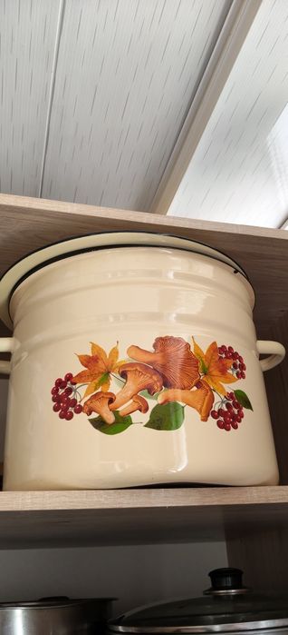 Продам кастрюлю эмалированную большую