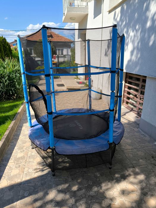 Продавам запазен детски батут