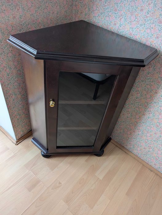 Comodă compactă de colț din lemn cu vitrină