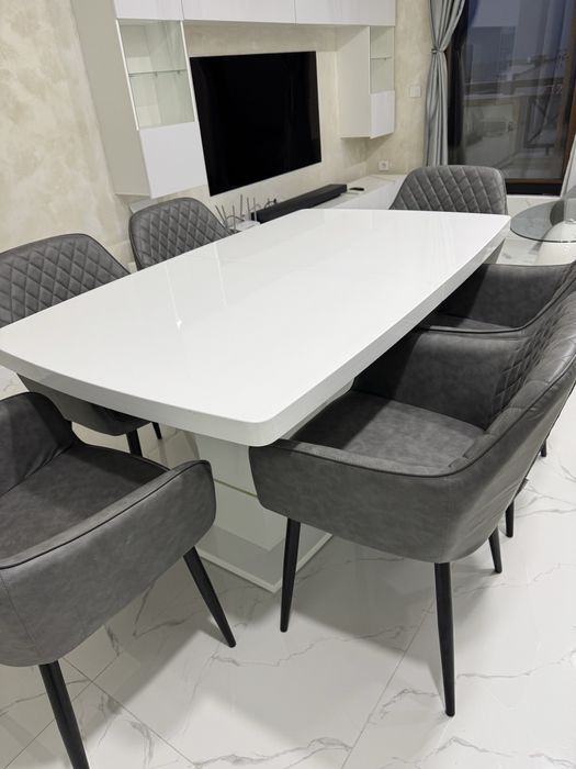 Луксозен трапезен сет: бяла гланц маса и дизайнерски столове