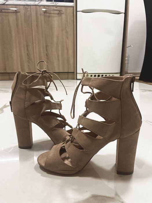 Сандали на ток с връзки La strada