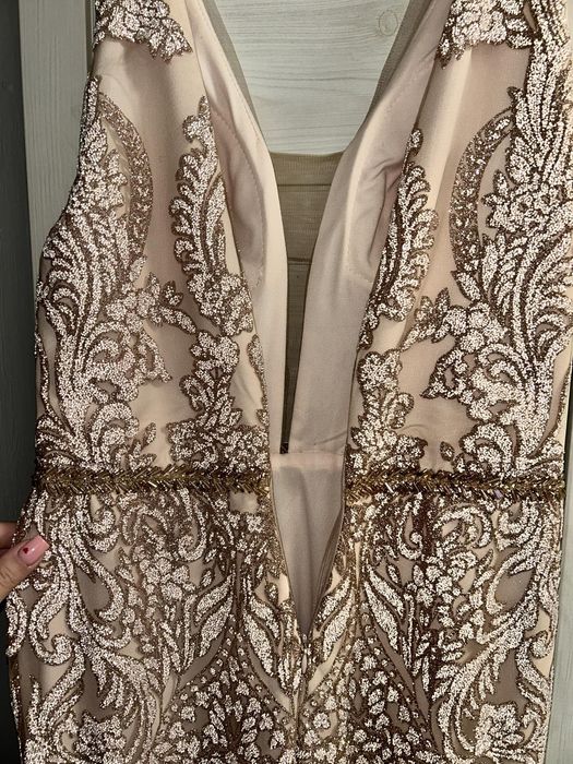 Рокля в златист цвят